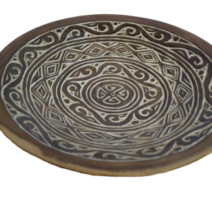 Très beau plateau  en tamarin de fabrication artisanale et joliment sculpté Diamètre de 48 cm